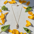 Flat Lay mit Sonnenblumenblättern
