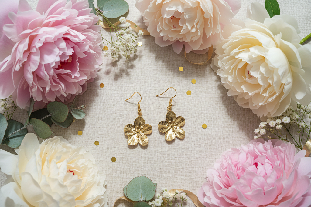 Goldene Blüten mit Pfingstrosen