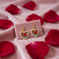 Ohrringe auf rosa Samt mit Rosenblättern