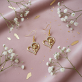 Sophisticated Styling mit Gold-Akzenten und Schleierkraut